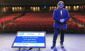 Roberto con auditorio
